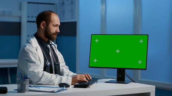 Praktický Lékař Písař Lékařských Odborných Znalostí Počítači Zeleným Displejem Chroma — Stock fotografie