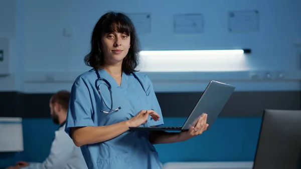 Медсестра Практик Тримає Ноутбук Комп Ютерний Аналіз Звіту Хвороби Пацієнта — стокове фото