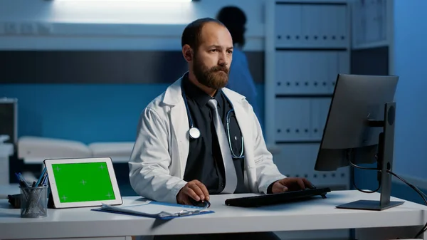 Tablettdator Med Grön Skärm Kroma Nyckel Display Står Bordet Sjukhusets — Stockfoto