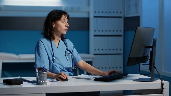 Müde Gestresste Krankenschwester Steht Stundenlang Schreibtisch Und Tippt Beim Arzttermin — Stockfoto