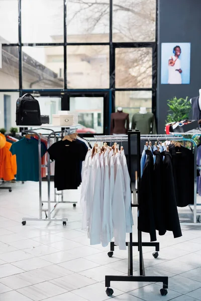 Interieur Einer Modischen Boutique Mit Kleidern Auf Kleiderbügeln Stilvollem Markendesign — Stockfoto