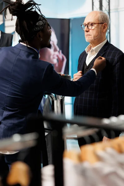 Африканский Американский Сотрудник Помогает Стильному Мужчине Костюмом Магазине Одежды Клиент — стоковое фото