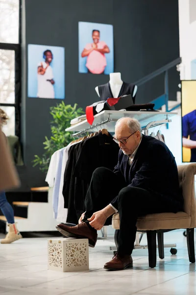 Старший Клиент Пробует Элегантную Обувь Современном Бутике Покупает Модную Одежду — стоковое фото
