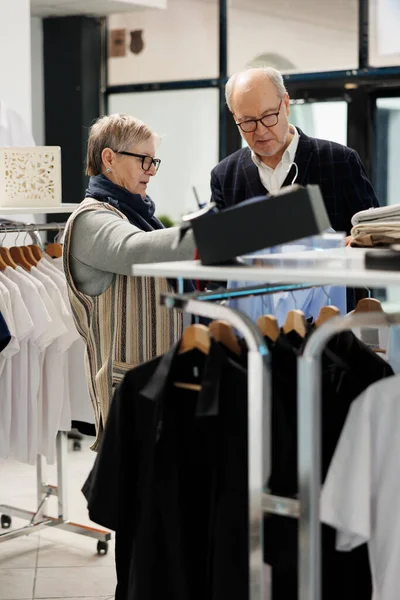 Coppia Anziana Guardando Camicia Elegante Blu Analizzando Tessuto Nel Negozio — Foto Stock