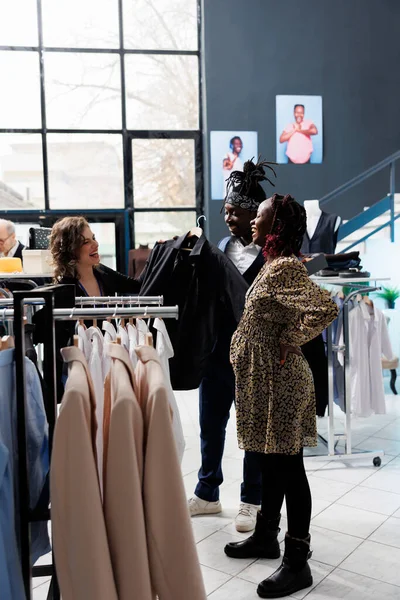Çeşitli Çiftlerin Alışveriş Merkezinde Resmi Kıyafet Seçmelerine Yardım Eden Çalışanlar — Stok fotoğraf