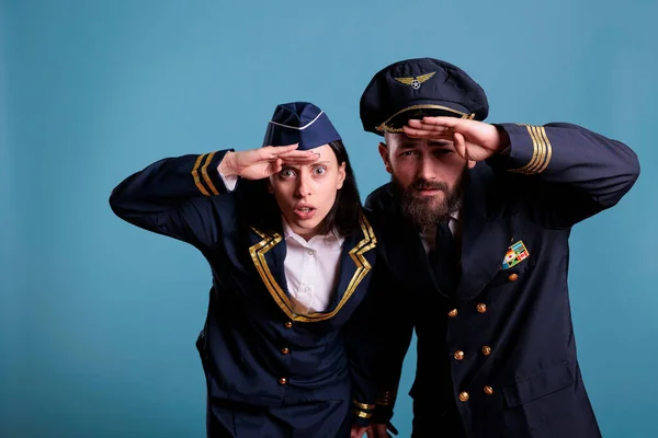 Portret Van Vliegtuigkapiteins Stewardess Echtpaar Kijkend Naar Camera Medium Shot — Stockfoto