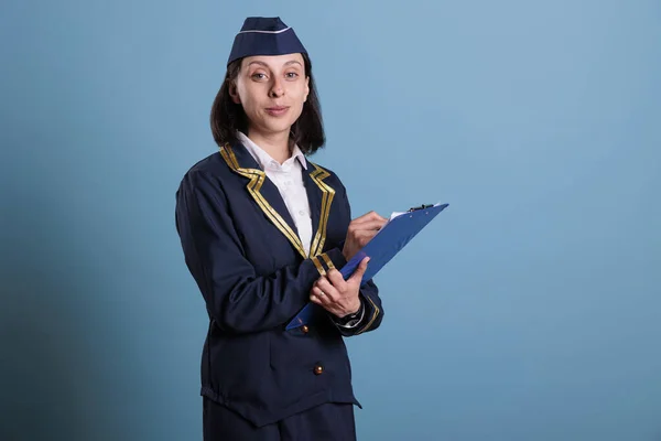 Lächelnde Stewardess Mit Klemmbrett Schreiben Blick Die Kamera Junge Attraktive — Stockfoto