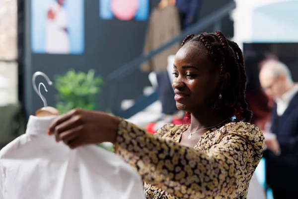 Klient Ciąży Sprawdza Modną Białą Koszulę Nowoczesnym Butiku Kupuje Modne — Zdjęcie stockowe