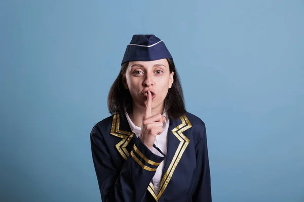 Stewardess Zeigt Stille Geste Blickt Mit Dem Zeigefinger Auf Den — Stockfoto