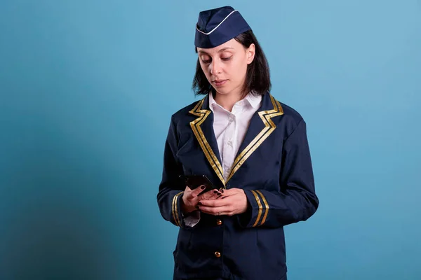 Αεροσυνοδός Πληκτρολογεί Στο Smartphone Στέλνει Ηλεκτρονικό Μήνυμα Συνομιλεί Στα Μέσα — Φωτογραφία Αρχείου