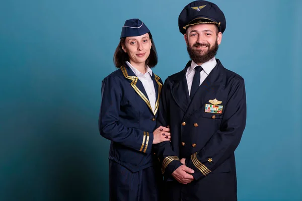 Capitão Avião Sorridente Comissário Bordo Estúdio Uniforme Cabine Profissional Retrato — Fotografia de Stock