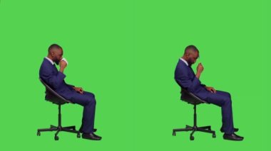 Ofis çalışanı kahve içiyor, beyin fırtınası yapıyor, stüdyoda kafein içmenin tadını çıkarıyor ve şirket için çözümler düşünüyor. Yeşil ekran arkaplanındaki genç yönetici.