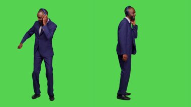 Ofis çalışanı kulaklık takıyor, stüdyoda müzik dinliyor, yeşil perde arkasında mp3 şarkılarıyla eğleniyor. Takım elbise dansında başlangıç yöneticisi ve ses kulaklığı.