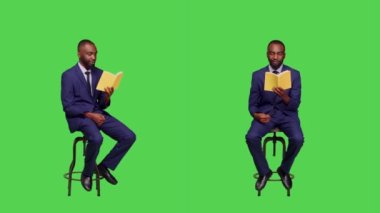 Ofis çalışanı iskemlede oturmuş kitap üzerine roman okuyor, kurgusal hikayelerden büyüleniyor, boş vakitlerden faydalanıyor. Erkek şirket yöneticisi yeşil ekran arkaplanı üzerinden edebiyat okuyor.