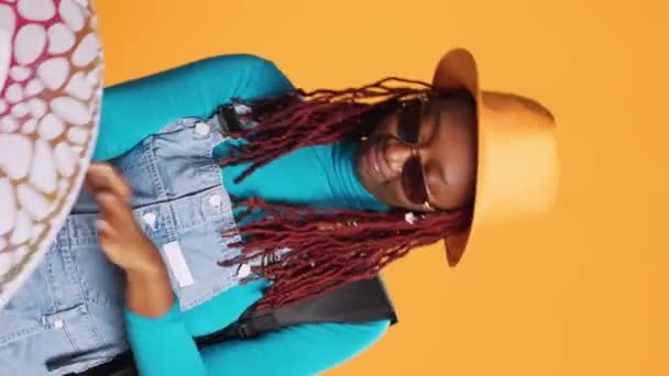 Vídeo Vertical Mujer Excitada Llevando Anillo Inflable Gafas Sol Sombrero — Vídeo de stock