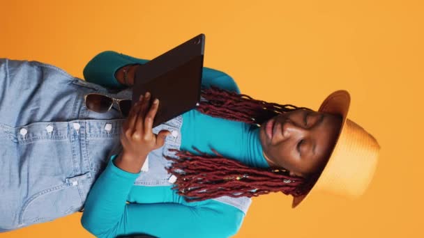 Pionowe Wideo Afrykański Amerykański Podróżnik Pomocą Tabletu Przeglądając Stronę Internetową — Wideo stockowe