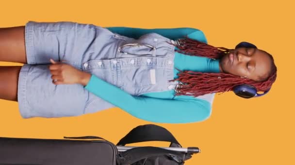 Vertikal Video Joyful Modern Wanita Menari Musik Menggunakan Headphone Untuk — Stok Video