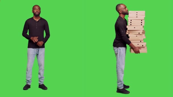 Мужчина Модель Доставляет Большую Кучу Коробок Пиццы Студию Перевозит Много — стоковое видео
