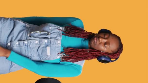 Dikey Video Neşeli Yetişkin Müzik Dinliyor Müzik Kulaklıkları Kullanıyor Tramvay — Stok video