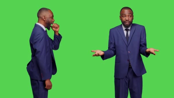 Африканський Американець Втомився Розмовляв Кимось Позіхаючи Фотоапараті Над Ізольованим Зеленим — стокове відео