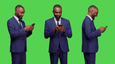 Afro-Amerikalı bir adam mesajlar yolluyor, uygulamaları tarıyor, sosyal medya sitesinde finans müdürü geziniyor. Ofis çalışanı yeşil ekranda internetli akıllı telefonu tutuyor..