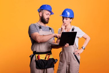 Yenilenme ekibi dizüstü bilgisayarı tutuyor ve interneti internette geziyor, yenileme projesini tartışıyorlar. İnşaat işçileri kablosuz bilgisayarı kullanarak bina ilhamı arıyorlar..