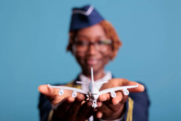 Detalj Leksaksflygplan Afroamerikansk Kabinskötare Med Ett Litet Flygplan Närbild Selektivt — Stockfoto