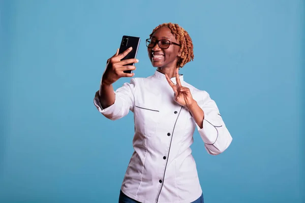 Afro Harige Vrouwelijke Keuken Helper Met Glazen Zwaaiend Vrolijk Het — Stockfoto