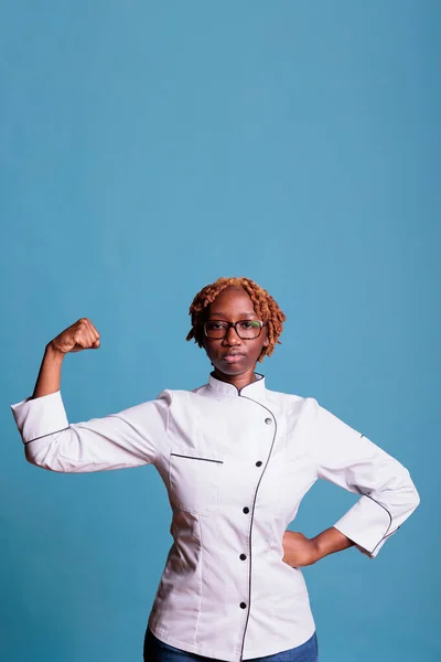 Afro Amerikaanse Vrouw Draagt Een Keukenuniform Dat Krachtig Uitziet Voor — Stockfoto