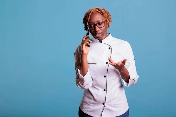 Mulher Afro Americana Uniforme Chefs Tendo Uma Conversa Séria Com — Fotografia de Stock