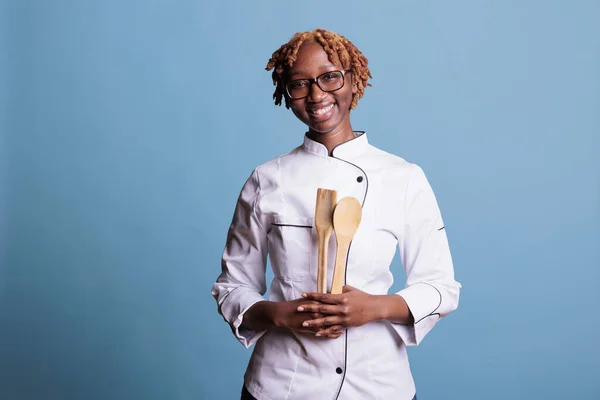 Optimistisch Afrikaans Amerikaanse Vrouwelijke Chef Kok Met Keukengerei Studio Geschoten — Stockfoto