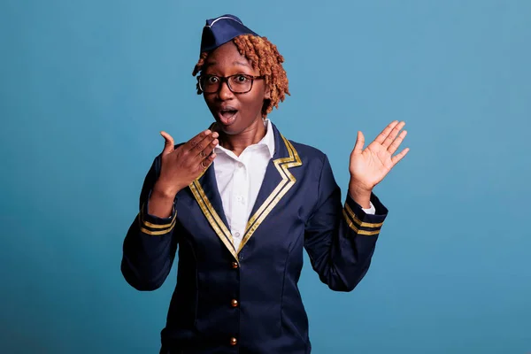 Vrouwelijke Stewardess Opgewonden Goed Nieuws Horen Zich Verrast Voelen Voor — Stockfoto