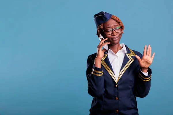 Kızgın Kadın Uçuş Görevlisi Telefonda Konuşuyor Üniformalı Elleriyle Kol Hareketi — Stok fotoğraf