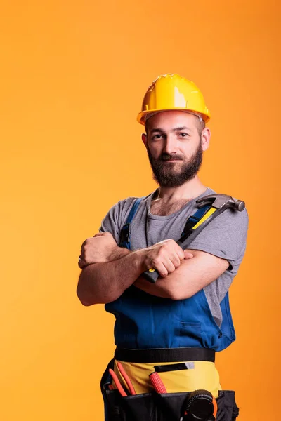 Especialista Carpinteiro Segurando Marreta Câmera Posando Estúdio Tiro Trabalhador Construção — Fotografia de Stock