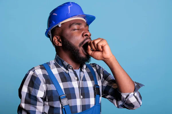 Utmattad Afrikansk Amerikansk Man Overaller Och Skyddande Hjälm Isolerad Blå — Stockfoto