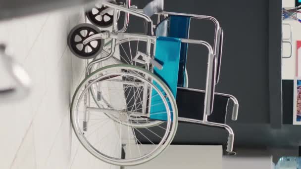 垂直录像 空旷的前台大堂 诊所有轮椅 医院接待区残疾人中心有座位和保健传单 身体损伤康复 — 图库视频影像