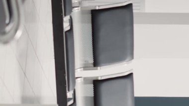 Dikey video: Klinikteki resepsiyon masası, sandalyeli ve sigorta broşürlü boş hastane lobisi. Acil servisteki bekleme salonu randevularını kontrol etmek için kullanılır.