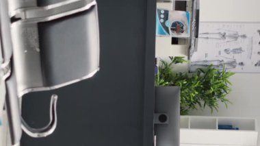 Dikey video: Koridor ve bekleme odasındaki hastane resepsiyonu, sağlık hizmetleri kliniğinde sağlık kontrolü. Klinik teşhis merkezinde koltukları olan bekleme alanı, acil servis..