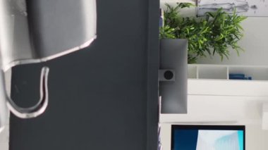 Dikey video: tıbbi alanda boş resepsiyon, bekleme salonu lobisi. Sağlık tesisi sağlık kontrollerine ve konsültasyonlara katılmakta, hastalık ve önleme tedavisine yardımcı olmaktadır.