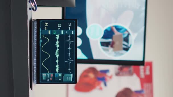 Vídeo Vertical Recepción Vacía Con Portátil Con Frecuencia Cardíaca Electrocardiograma — Vídeo de stock