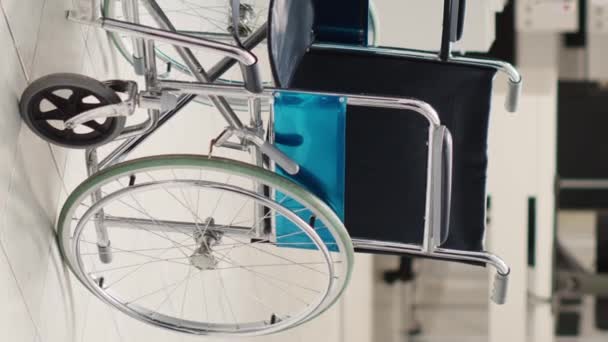 Κατακόρυφο Βίντεο Αναπηρική Καρέκλα Τοποθετημένη Στο Χώρο Υποδοχής Του Νοσοκομείου — Αρχείο Βίντεο