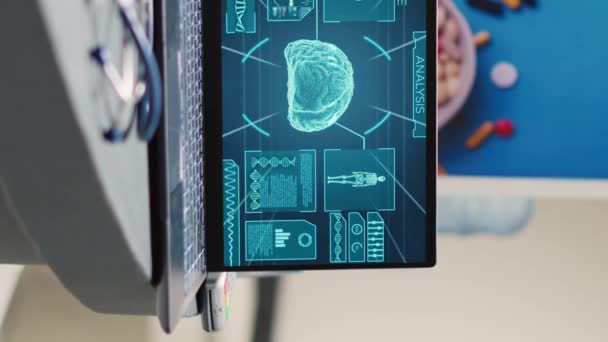 Вертикальное Видео Пустой Стол Рентгеном Мозга Ноутбуке Работает Диагноз Нейронной — стоковое видео