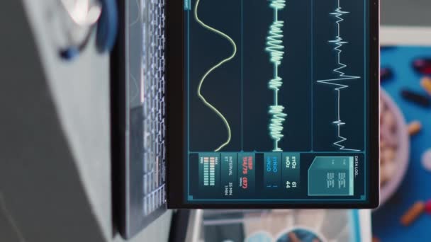 垂直视频 大厅笔记本电脑上的心率监测器 在空房间里运行的心跳和脉压 医疗中心展示的血压分析和心电图 — 图库视频影像