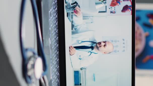 Vídeo Vertical Especialista Masculino Videocall Clínica Médico Que Assiste Reunião — Vídeo de Stock
