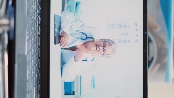Vertical Video Kannettava Tietokone Jossa Lääkintämies Videocall Pöydällä Tekee Telelääketieteen — kuvapankkivideo