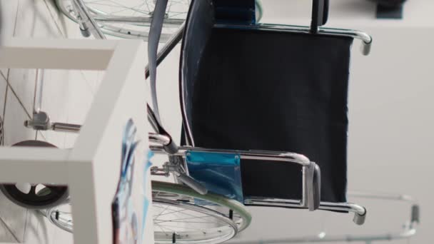 Vídeo Vertical Cadeira Rodas Instalações Médicas Vazias Usadas Para Curar — Vídeo de Stock
