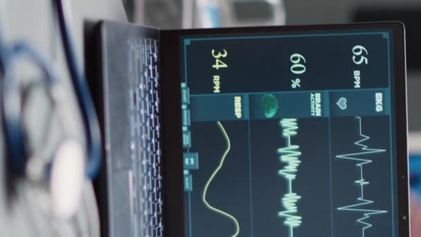 Κάθετη Βίντεο Heartbeat Στο Laptop Άδειο Front Desk Τρέχει Καρδιογράφημα — Αρχείο Βίντεο