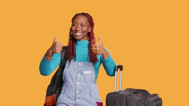 アフリカ系アメリカ人女性はカメラに親指を立て 合意と承認を表明した 若い観光客のような表示と成功のシンボルは 休暇の旅の目的地で肯定的な女の子 手持ち撮影 — ストック動画