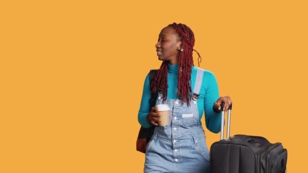 Podróżnik Kawą Czeka Samolot Przygotowuje Się Wyjazdu Wyjazdu Miejsca Wypoczynku — Wideo stockowe