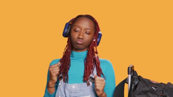 Menina Afro Americana Dando Beijos Ouvir Música Fone Ouvido Agindo — Vídeo de Stock